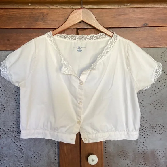 ❗️LAST DAY CLOSET CLOSING❗️ Brandy Melville Button Crop Lace Top Cream One Size - Picture 2 of 9
